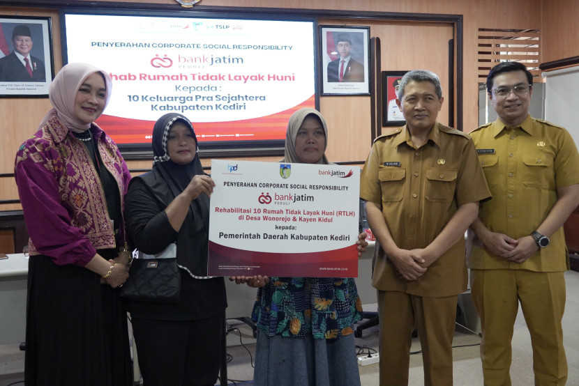 Penyerahan CSR oleh Pemimpin Bank Jatim Cabang Pare, Siti Koyunah kepada Sekda Kabupaten Kediri, Mohamad Solikin.