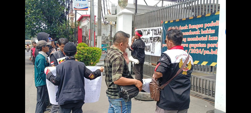 Aktivis anak bangsa melakukan aksi demonstrasi di PT Bandung. Dok Istimewa