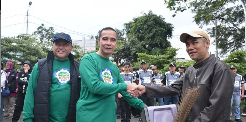 Pj Sekda Kota Sukabumi M Hasam Asari memimpin aksi bersih-bersih di jalanan, Jumat (28/2/2025).