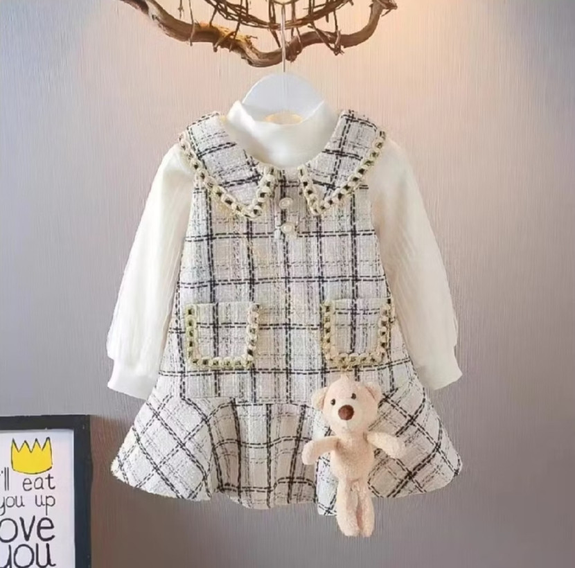 Dress tweed dengan tas boneka (sumber: Shopee/ Angel’s Cabinet Store)
