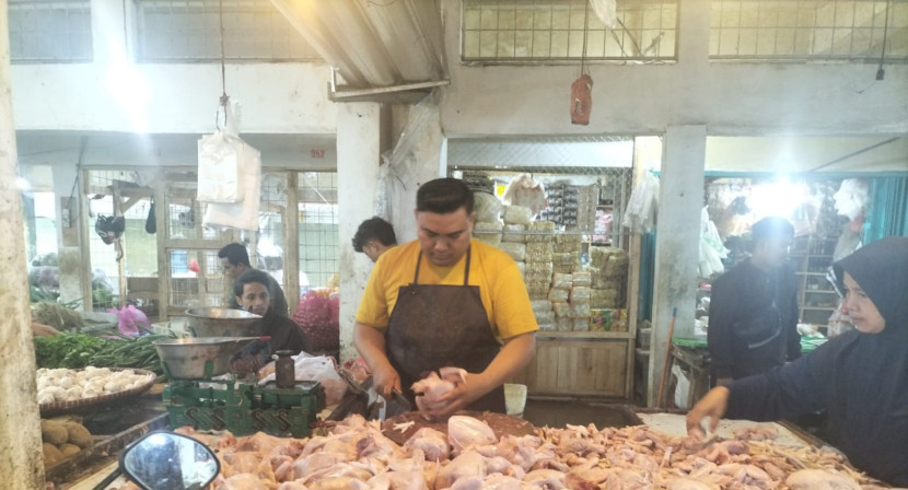 Pedagang daging ayam di Pasar Pelita Kota Sukabumi.