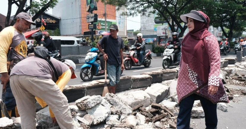 Kepala Dinas PUPR, Citra Indah Yulianty (kanan) meninjau pembongkaran separator di Jalan Margonda Raya, Kota Depok. (Foto: Dok Diskominfo Kota Depok) 