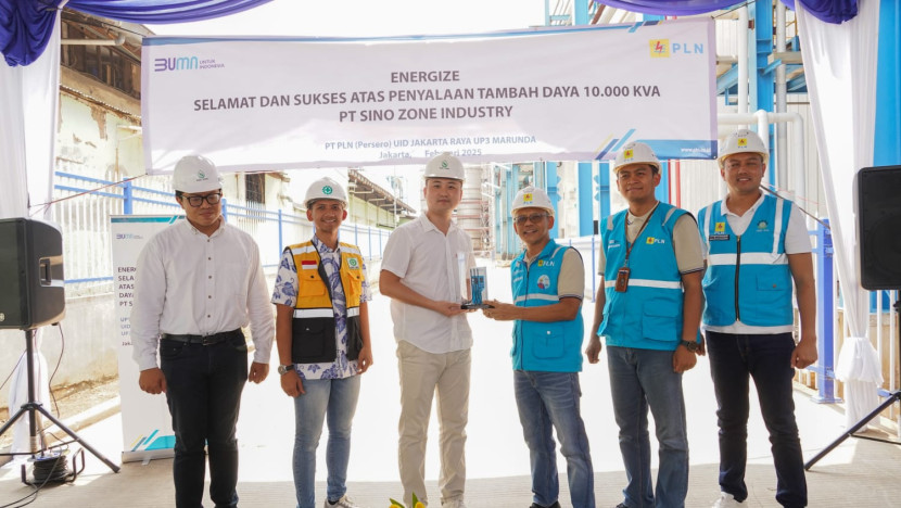 General Manager PLN UID Jakarta Raya, Lasiran, memberikan cenderamata kepada Direktur Utama PT Sino Zone Industry Indonesia, Yen Cia Chen. (Foto: PLN)