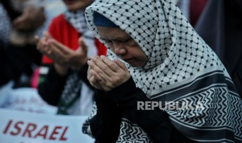 Berdoa. Dia hari pertama di bulan Ramadhan