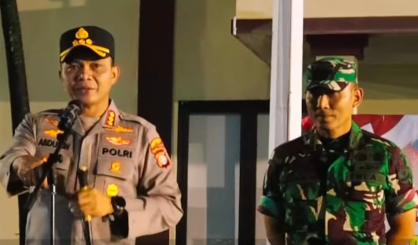 Kapolrestro Depok, Kombes Abdul Waras (kiri) dan Dandim Depok Iman Widhiarto (kanan) saat memimpin apel pasukan pengamanan  Polisi dan TNI. (Foto: Dok RUZKA INDONESIA) 