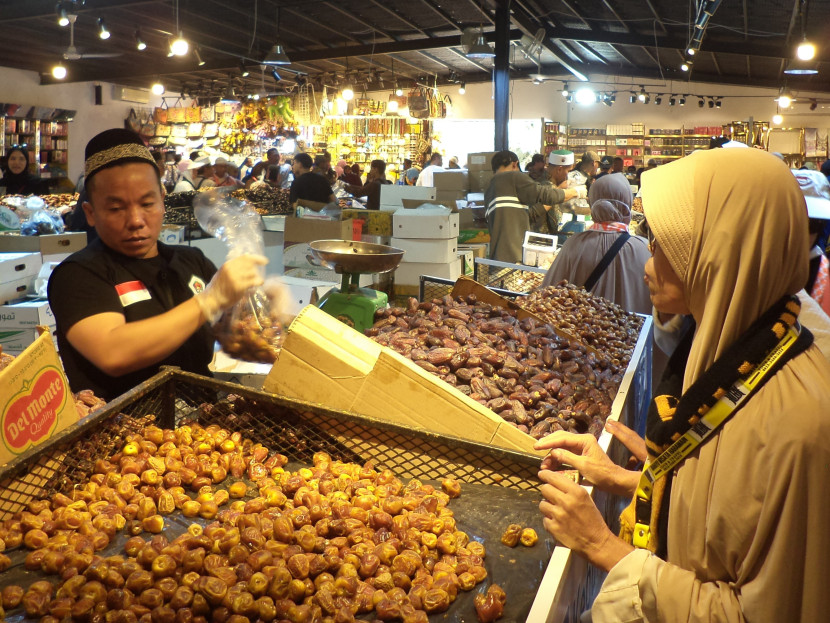 Penjual kurma di Kebun Kurma, Madinah. (Foto: SumatraLink.id/Mursalin Yasland)