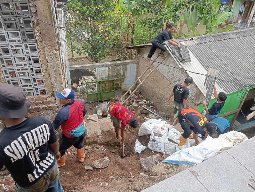 Upaya evakuasi rumah roboh di Kampung Tegalwangi RT 04 RW 02 Keluar Sukakarya, Kecamatan Warudoyong, Kota Sukabumi, Sabtu (1/3/2025).