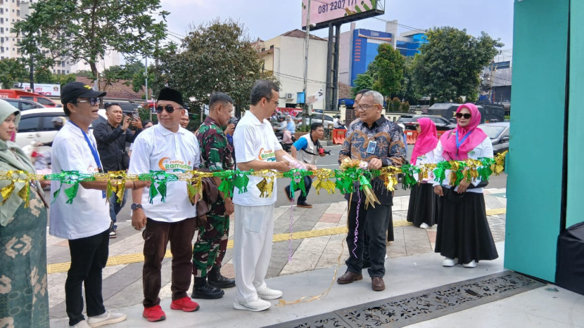 GUNTING PITA--Kadisdsgin Kota Depok Dudi Mi'raz Imaduddin (putih) dan Deputi Bisnis Pegadaian Area Bogor-Depok Al Nafiah Alius (kedua kanan), didampingi Ketua Ikatan Pengusaha Muslimah Indonesia (Ipemi) Depok, Rosmawary Ismail (kanan) saat menggunting pita tanda dibukanya Festival Ramadhan Cemerlang di DOS. 