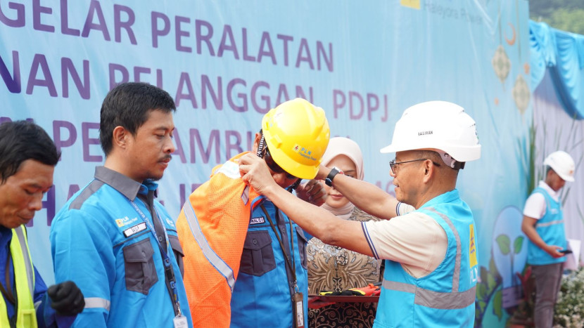 Penyematan rompi kepada para petugas PLN yang siap bersiaga 24 jam selama bulan Ramadhan 1446 H. (Foto: Dok PLN) 