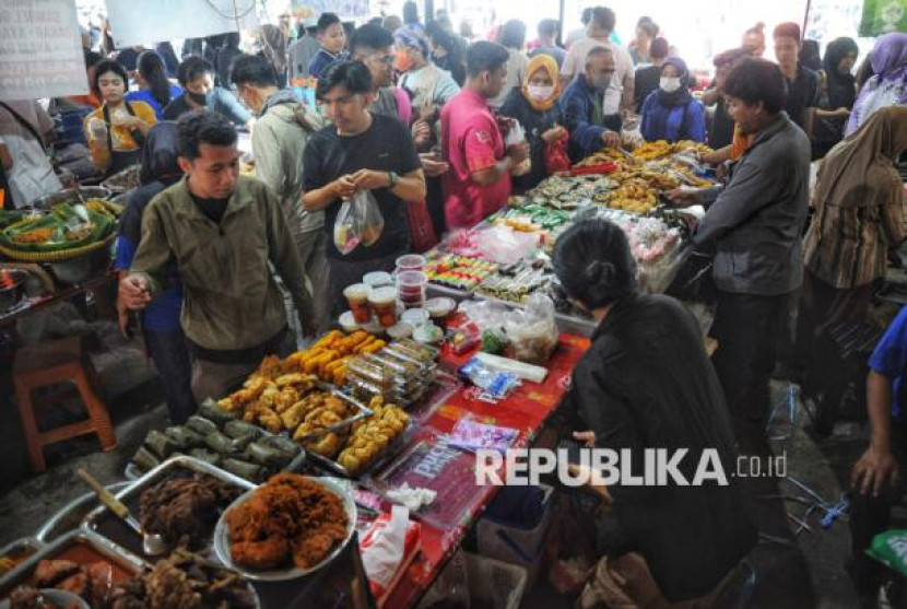 Pedagang melayani pembeli makanan untuk berbuka puasa di bazzar takjil Bendungan Hilir, Jakarta Pusat, Sabtu (1/3/2025). Foto: Republika/Prayogi