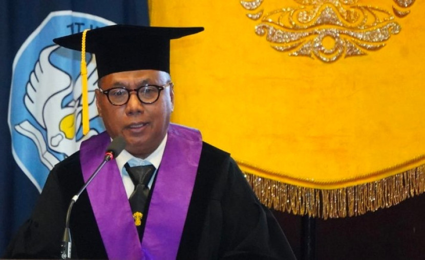 Guru Besar Universitas Indonesia (UI) Prof. Dr. Drs. Sutanto Priyo Hastono, M.Kes., dalam pidato pengukuhannya, Rabu (26/02/2025) mengatakan, biostatistik merupakan salah satu cara yang digunakan untuk pengambilan keputusan (merencanakan, memantau, dan mengevaluasi) kebijakan kesehatan masyarakat melalui pendekatan ilmiah yang berbasis data. (Foto: Dok Humas UI) 