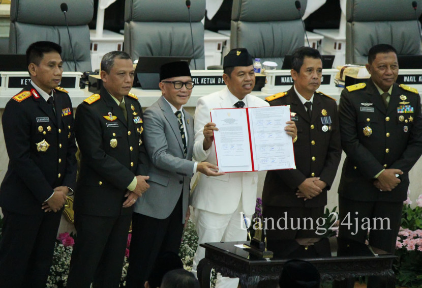 Komitmen bersama antara Gubernur Jawa Barat, Ketua DPRD Jawa Barat, Pangdam III Siliwangi, Pangdam Jaya, Kapolda Jabar, Kejati Jabar, dan Kapolda Metro Jaya mengenai sinergi pemberantasan aksi premanisme di Jabar, 21 Februari 2025. Foto: Edi Yusuf