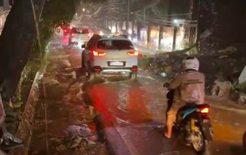 Banjir dan longsor di kawasan wisata Puncak Bogor. Jalan Raya Puncak terputus, hanya bisa dilalui kendaraan satu jalur. (Foto: Dok RUZKA INDONESIA) 