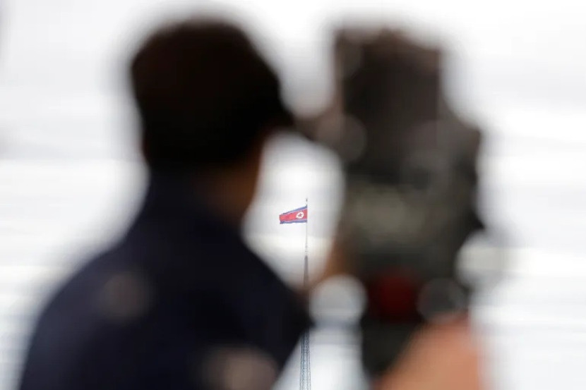 Bendera Korut berkibar tertiup angin yang terlihat dari Desa Kebebasan Taesungdong di dalam zona demiliterisasi (DMZ) di Paju, Korsel pada 24 April 2018. Sumber:Lee Jin-man/AP