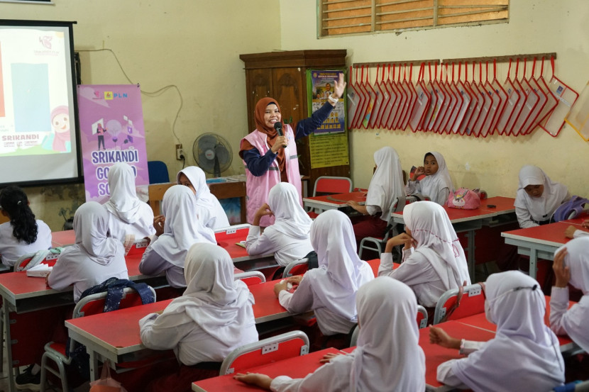 Srikandi PLN menggelar edukasi kelistrikan pada siswa Sekolah Dasar Negeri (SDN) Limo 2 Kota Depok, Jawa Barat. (Foto: PLN) 