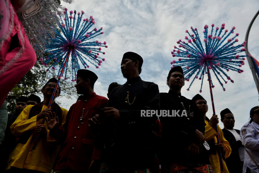 Orang Betawi biasa melakukan tradisi nyorog dengan membawa bingkisan kepada orang yang lebih tua. Foto: Republika