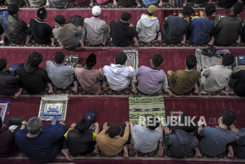 Shalat Tarawih bisa dikerjakan berjamaah atau sendiri-sendiri di rumah.