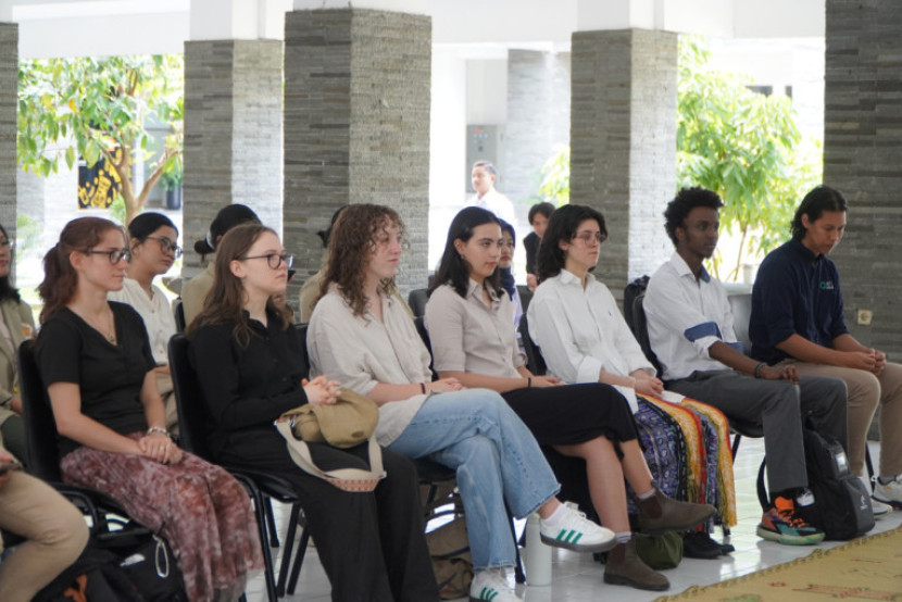 Tujuh mahasiswa asal Amerika Serikat sedang mengikuti program School for International Training (SIT) Study Abroad Indonesia di Fakultas Filsafat UGM. Foto: Laman resmi UGM