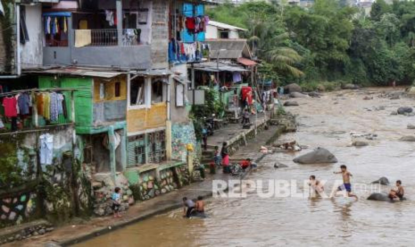 Mandi di Sungai Ciliwung.