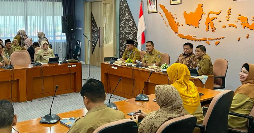 Wakil Wali Kota Depok, Chandra Rahmansyah memberikan arahan dan sambutan pada Forum Renja Irda Kota Depok 2025 di Balai Kota Depok, Senin (03/03/2025).