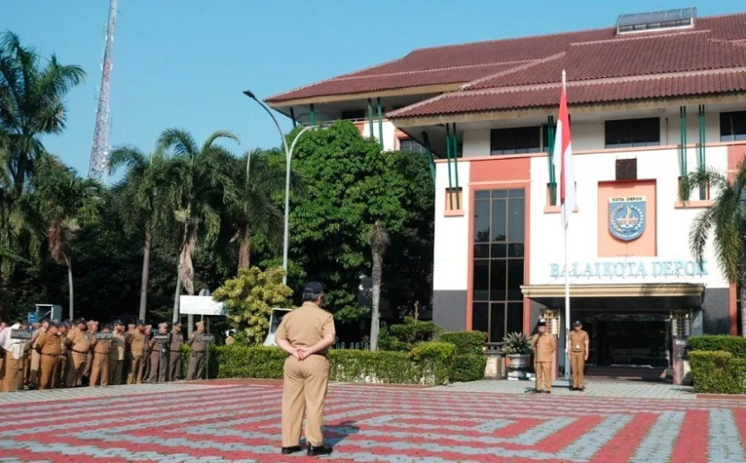 Wali Kota Depok, Supian Suri memimpin apel pagi di Balai Kota Depok, Senin (03/03/2025). Pada kesempatan tersebut diumumkan perubahan jam kerja selama Ramadhan 2025. (Foto: Dok Diskominfo Kota Depok) 