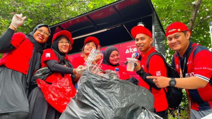 Sebanyak 33 karyawan dari berbagai departemen dengan penuh antusias turut serta dalam kegiatan Great Plogging Day dalam rangka memperingati Hari Peduli Sampah Nasional (HPSN) 2025 dan berhasil mengumpulkan 24,18 kg sampah anorganik, serta mengurangi jejak karbon sebanyak 32,36 kg CO2. (Foto: Istimewa)