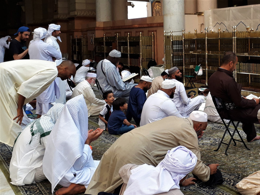 Seorang hamba sedang berdoa di pinggir Roudhoh, Masjid Nabawi, Madinah. (Foto: SumatraLink.id/Mursalin Yasland)