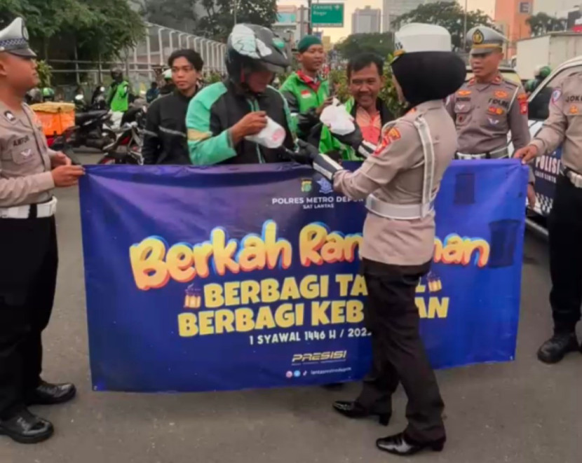 Kanit Kamsel Satlantas Polrestro Depok, AKP Elly Padiansari membagikan takjil di Jalan Margonda Raya, Kota Depok, Senin (03/03/2025) pukul 17.00 WIB hingga selesai. (Foto: Dok Unit Kamsel Satlantas Polrestro Depok) 