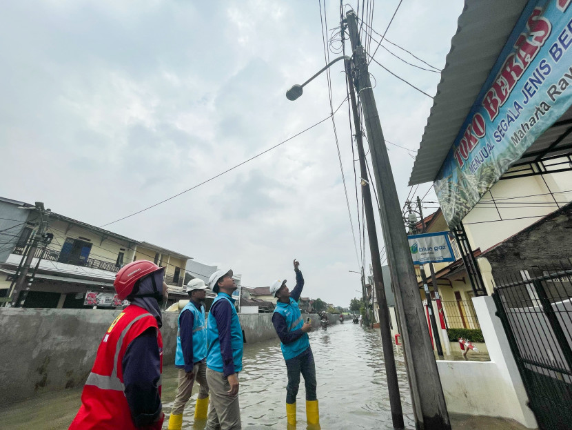 Manager PLN UP3 Bintaro, Hendar Prisnadianta (kedua dari kanan) sedang memeriksa kondisi jaringan kelistrikan di tengah banjir yang melanda daerah Perumahan Pondok Maharta, Tangerang Selatan. (Foto: Dok Ruzka Indonesia/PLN) 