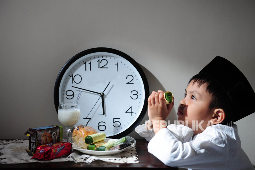 Berdoa sebelum berbuka puasa Ramadhan. 