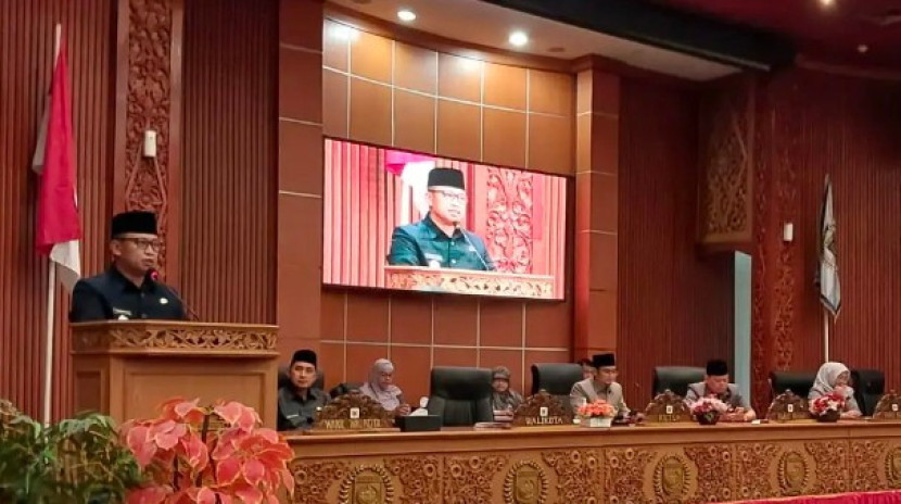 Wali Kota Depok, Supian Suri memberikan sambutan dalam Rapat Paripurna DPRD Kota Depok, Senin (03/03/2025). (Foto: Dok RUZKA INDONESIA) 