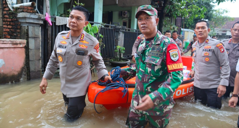 Kapolrestro Depok, Kombes Abdul Waras saat ikut membantu korban banjir di Sawangan, Bojongsari, Kota Depok. (Foto: Dok RUZKA INDONESIA) 