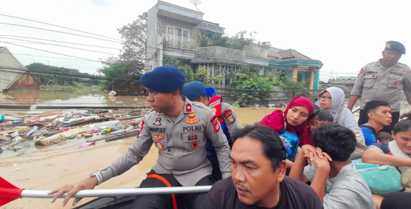 Tim SAR Batalyon D Pelopor Brimob Polda Metro Jaya saat lakukan evakuasi warga korban banjir di Bekasi. (Foto: Dok RUZKA INDONESIA) 