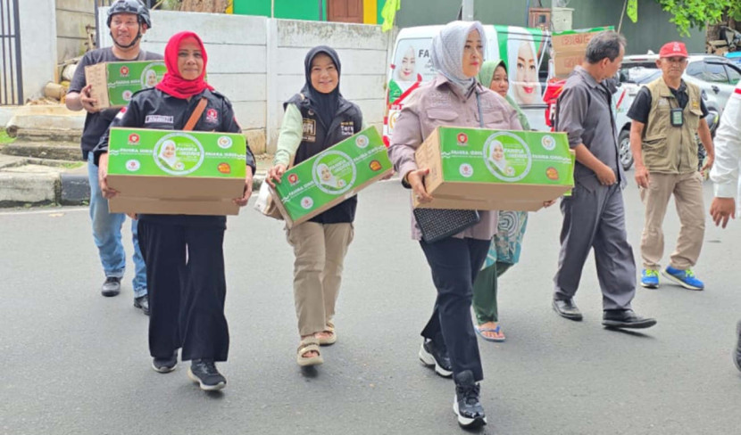 Anggota DPD RI Dapil Daerah Khusus Jakarta Fahira Idris turun langsung memberikan bantuan bagi korban banjir di posko pengungsian, kawasan Rawajati, Pancoran, Jakarta Selatan, Selasa (04/03/2025). (Foto: Dok RUZKA INDONESIA)