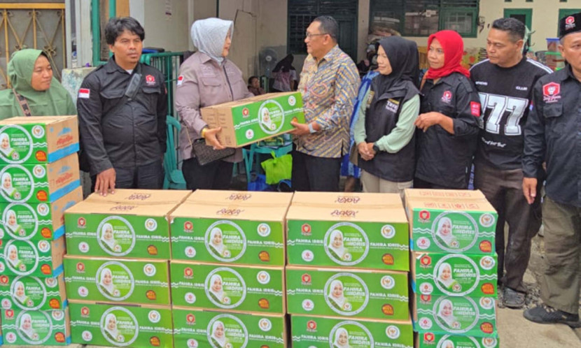 Senator Fahira Idris memberikan bantuan bagi korban banjir besar yang terjadi di kawasan Rawajati, Pancoran, Jakarta Selatan yang disebabkan luapan air Sungai Ciliwung itu, membuat empat RW dan 11 RT setempat harus mengungsi. (Foto: Dok RUZKA INDONESIA)