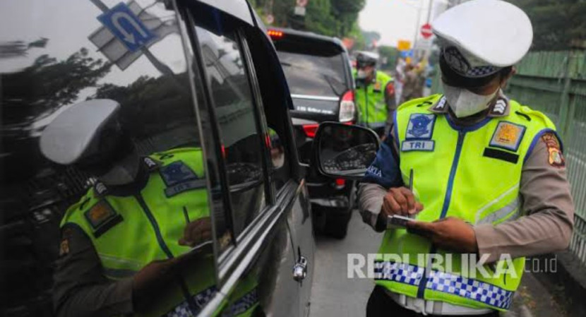 Foto ilustrasi, Satlantas Polri sedang melakukan razia kendaraan. (Foto: Dok REPUBLIKA) 