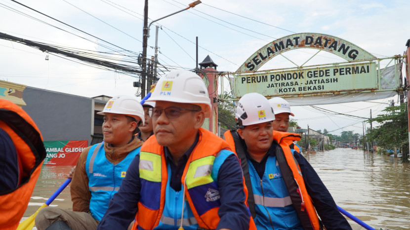 General Manager PLN UID Jakarta Raya, Lasiran (tengah) meninjau pengamanan kelistrikan di lokasi banjir Perum Pondok Gede Permai, Jatiasih, Bekasi pada Selasa (4/3/2025) sore. (Foto: Dok Ruzka Indonesia/PLN)