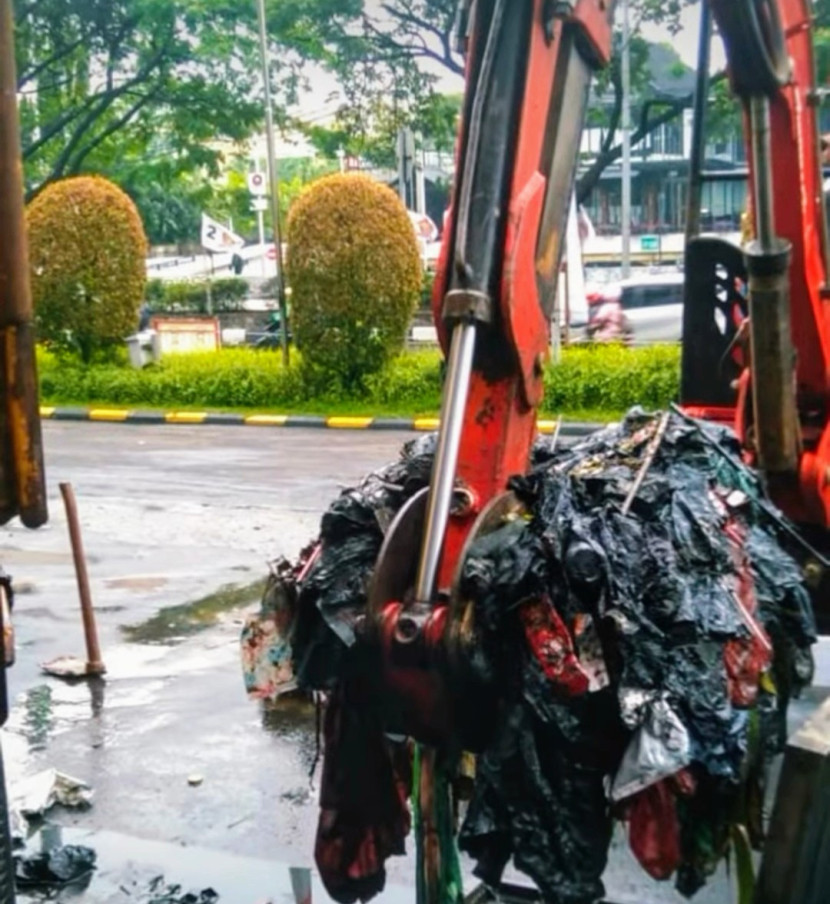 Sampah yang diangkat dari kali di bawah area jalan Mal Detos. (Foto: Dok RUZKA INDONESIA) 