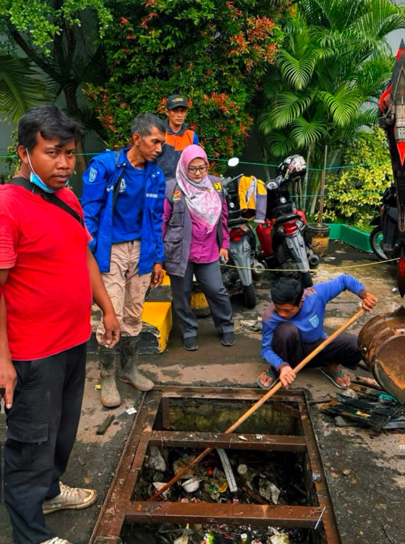 Kepala Dinas PUPR Kota Depok menyaksikan pengangkatan sampah di kali dibawah Mal Detos. (Foto: Dok RUZKA INDONESIA) 