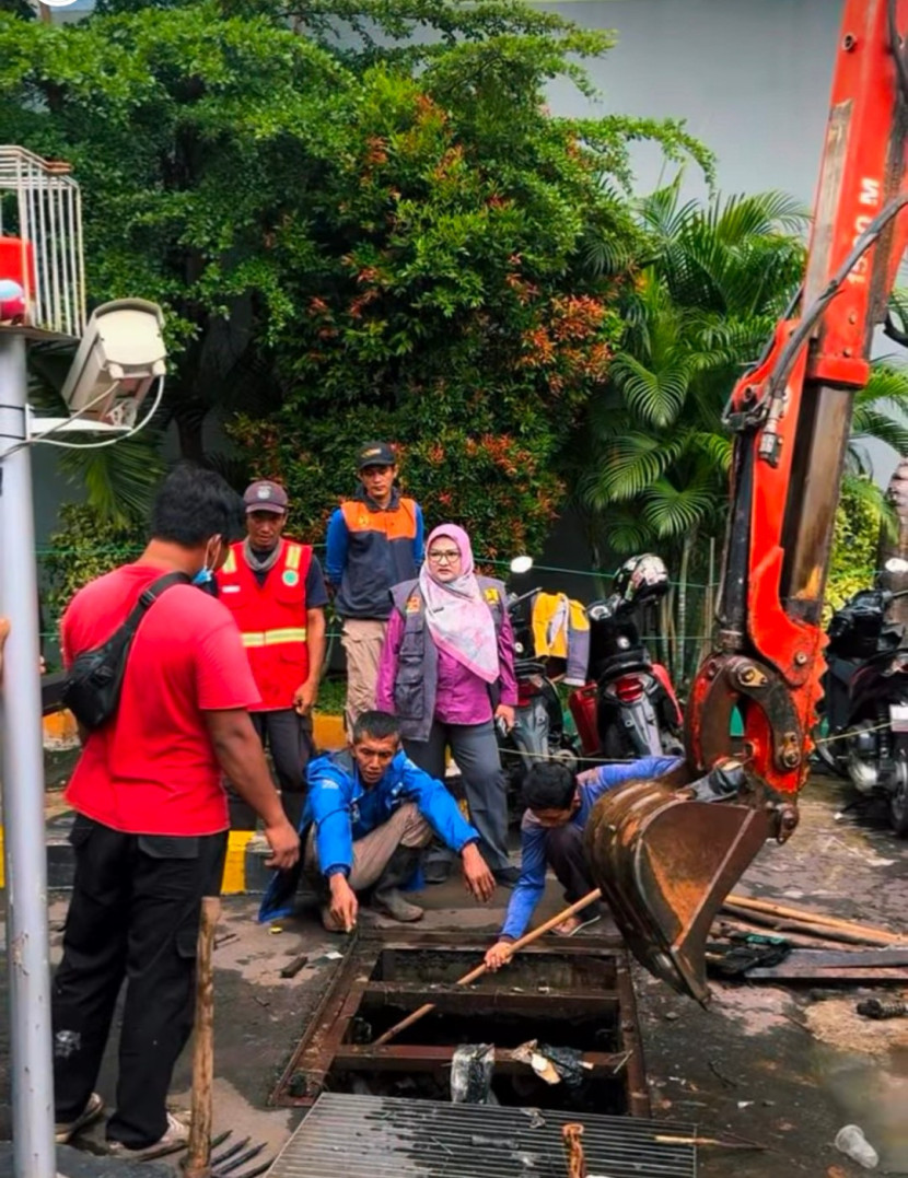 Kepala Dinas PUPR Kota Depok menyaksikan pengangkatan sampah di kali dibawah Mal Detos. (Foto: Dok RUZKA INDONESIA) 