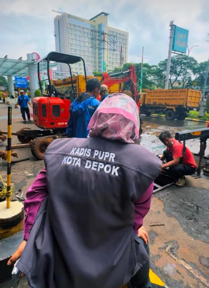 Kepala Dinas PUPR Kota Depok menyaksikan pengangkatan sampah di kali dibawah Mal Detos. (Foto: Dok RUZKA INDONESIA) 