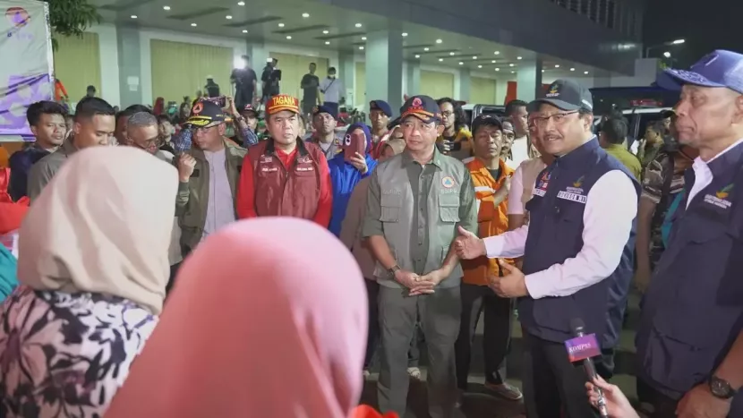 Kepala BNPB Letjen TNI Dr. Suharyanto bersama Menteri Sosial Saifullah Yusuf meninjau pos pengungsian warga terdampak banjir di Gudang Logistik BNPB Jatiasih, Kota Bekasi, Jawa Barat.