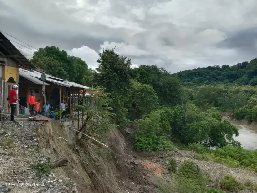 Situasi wilayah terdampak tanah longsor di Kabupaten Kupang, Nusa Tenggara Timur pada Minggu 2/3/2025.