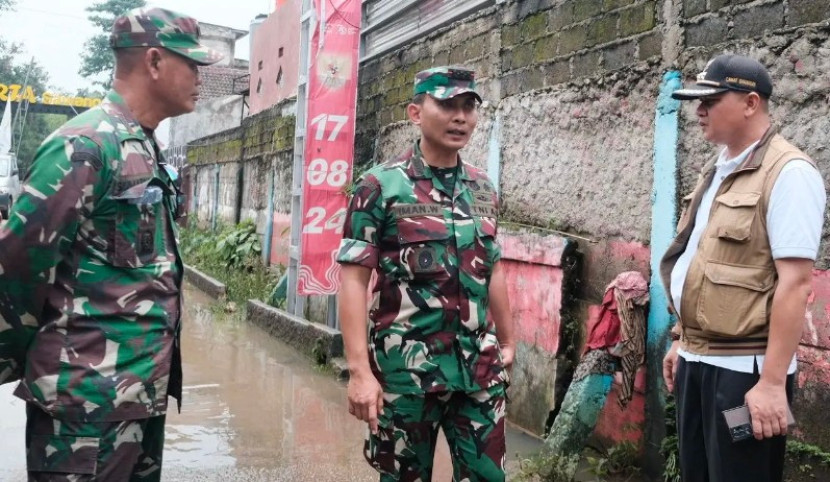 Dandim Depok, Kolonel TNI AD, Iman Widhiarto, saat meninjau lokasi banjir Perumahan Sawangan Asri RT 04 RW 09 Kelurahan Sawangan Baru, Kecamatan Sawangan, Selasa (04/03/2025). (Foto: Dok Diskominfo Kota Depok) 