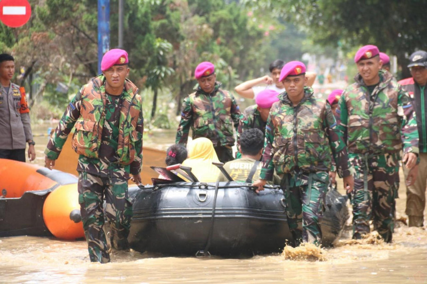 Prajurit Korps Marinir mengevakuasi warga korban banjir Jabodetabek menggunakan perahu karet, Selasa (4/3/2025). Foto: TNI