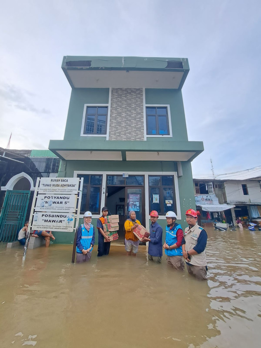 PLN UP3 Cengkareng menyerahkan bantuan logistik kepada warga korban banjir di Kecamatan Cengkareng. (Foto: Dok Ruzka Indonesia/PLN)