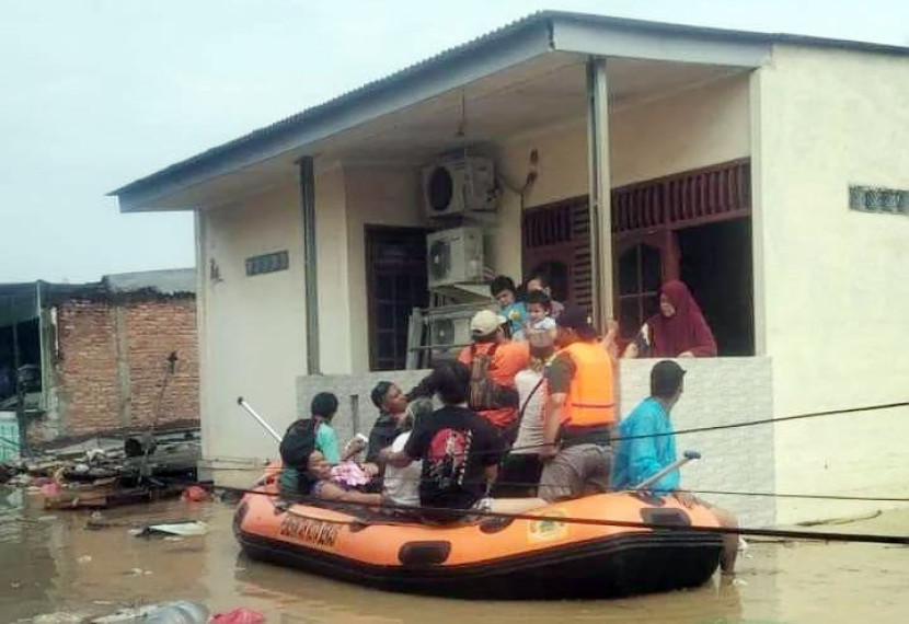 Petugas Badan Penanggulangan Bencana Daerah (BPBD) melakukan evakuasi ke tempat yang lebih aman, di lokasi banjir Bekasi. Foto: Humas Jabar