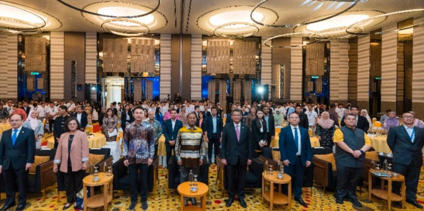 Para tamu undangan, dosen, dan mahasiswa menyanyikan lagu kebangsaan Malaysia dan ASEAN. (Foto: Dok RUZKA INDONESIA) 