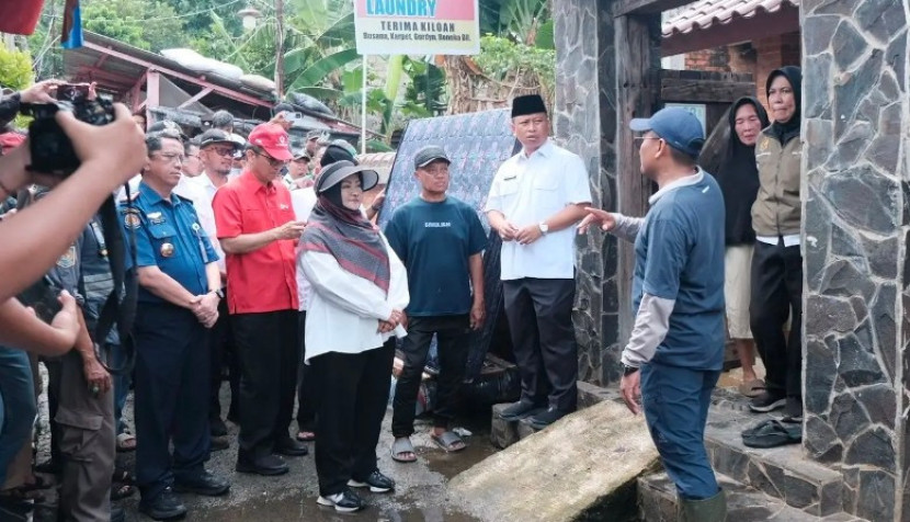 Wali Kota Depok, Supian Suri meninjau titik banjir di RT 02, RW 07 Kelurahan Tanah Baru, Kecamatan Beji, Kota Depok, Rabu (05/03/2025). (Foto: Dok Diskominfo Kota Depok) 