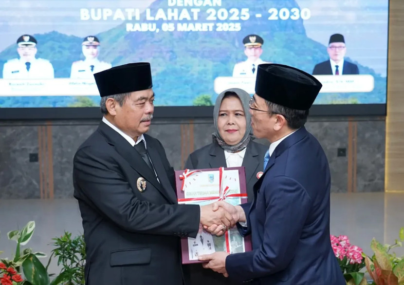 Serah terima jabatan (Sertijab) Bupati Lahat 2025 - 2030 dari Penjabat (Pj) Bupati Lahat Imam Pasli (kanan) kepada bupati Lahat Bursah Zarnubi (kiri). (FOTO: IG @bursah_zarnubi)